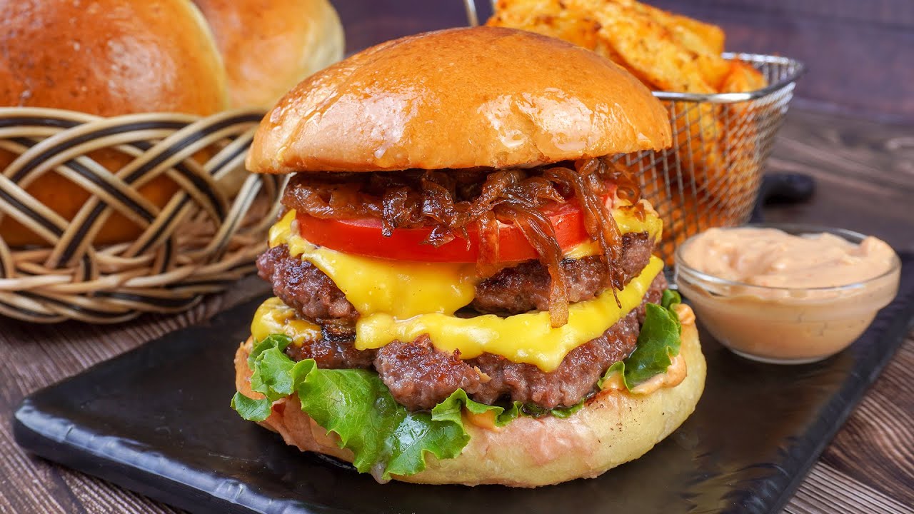 أروع سندويش برغر لحم بالبصل المعسل - مع طريقة عمل خبز البرغر