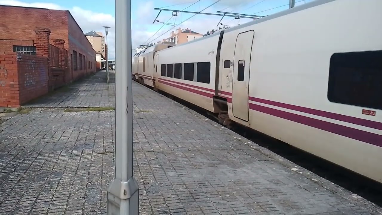 Alvia S 730 (Rama 19) destino Barcelona Sants saliendo de la estación de Ponferrada 