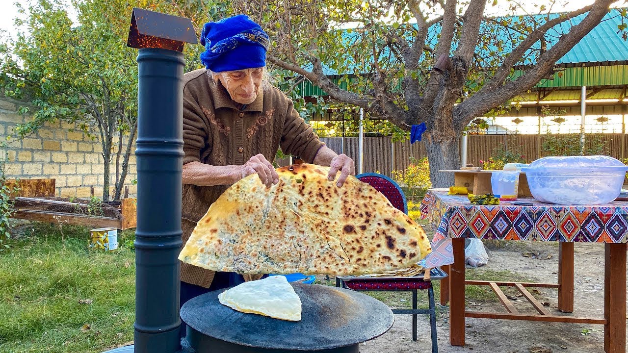 Бабушка готовит на костре вкусный кутаб с зеленью | Деревенские Рецепты