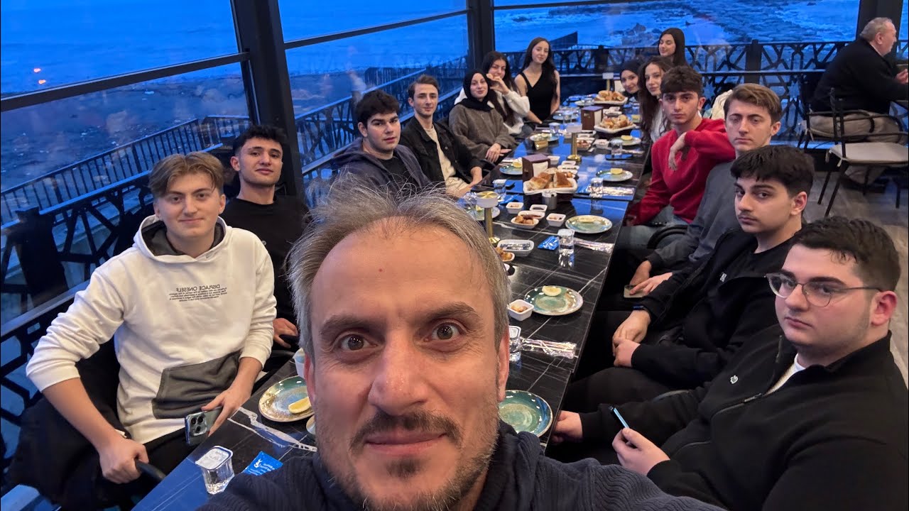 O sırada sınıfça iftar yapan biz 🥱