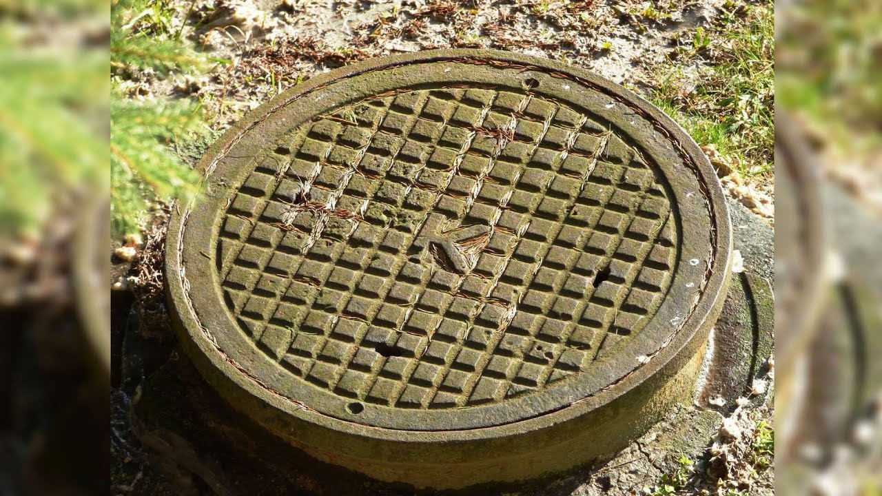 ОН ЗАЛЕЗ В ЛЮК КАНАЛИЗАЦИИ И ЗАСТРЯЛ... - YouTube