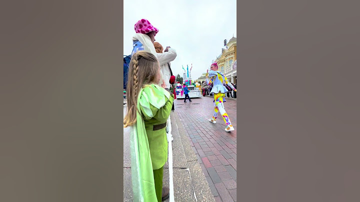 Arthur gives Asha a rose 🥰 #disney #dlp #disneylandparis #asha #shorts #disneyland #disneylandpark