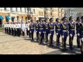 Рота Почетного караула проходит перед новым президентом Украины Порошенко