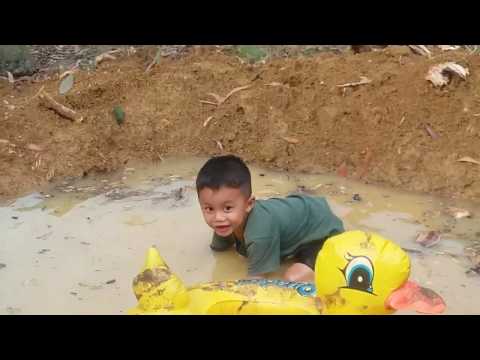 Deca mandi di kolam empang