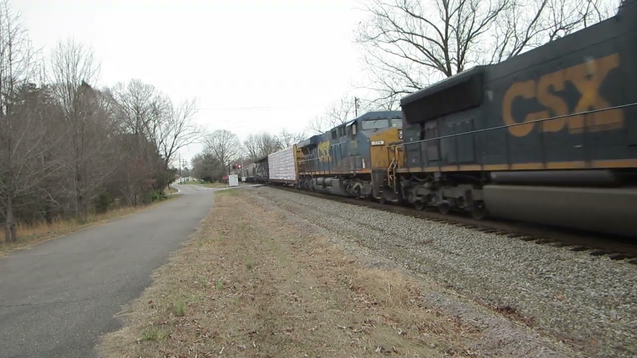 CSX SD70MAC 4824 Leads M652-14 With A Horn Salute - YouTube