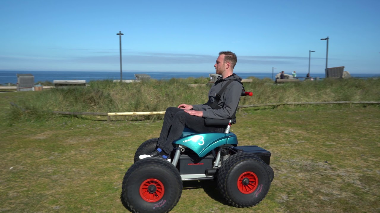 Mit Handicap am Sylter Strand - in Wenningstedt kein Problem mit dem Strandrolli  "Cadweazle"