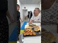 食べれば食べるほど、足つぼマットを歩くと痛い