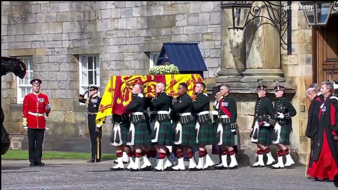 God save the King! - Queen Elizabeth II takes her last salute in Edinburgh and leave for procession
