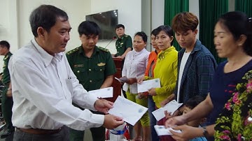 Tặng quà Tết cho các gia đình có hoàn cảnh khó khăn