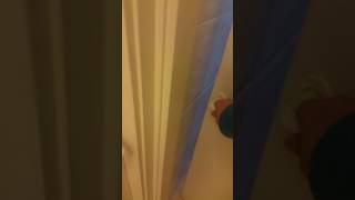 בעיה בסגירת הדלת של השירותים הקטנים