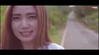 Dara ayu naik Vespa