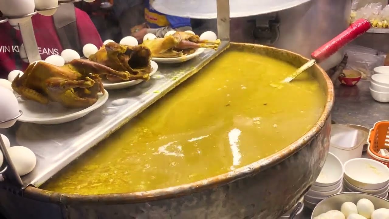 HAROON CHICKEN CORN SOUP | LIAQUATABAD SOUP | Street Food in Karachi, Pakistan | Street Food!