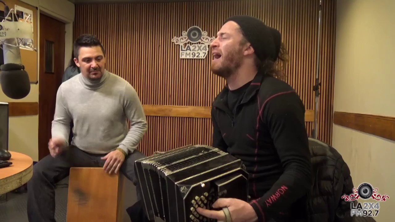 Leonel Gasso interpreta el candombe 