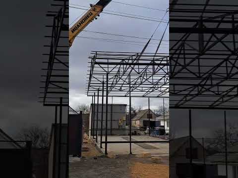 Монтаж крыши целиком на автомойку из металлических ферм краном #модульдом #навесы #кранивановец