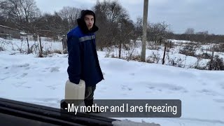 On the road, we found a boy who is freezing with his mother.