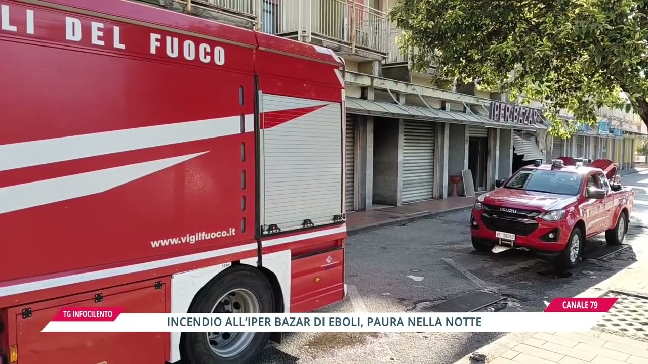Incendio all'Iper Bazar di Eboli: vigili del fuoco sul posto