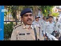 खंडवा ट्रैफिक पुलिस और कार मालिक के बीच हुई बहस, व्हील में लगाया लॉकर, चालान काटा जमा हुई भीड़ 
