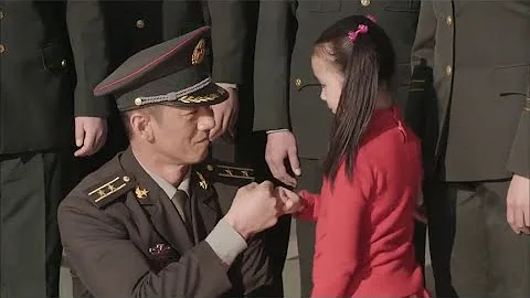 小女孩去軍區找爸爸，警衞不讓進，看到她爸出來後呆住了 - 天天要聞