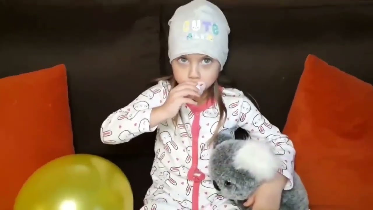 Doctor distracts baby from her shots with goofy tune...