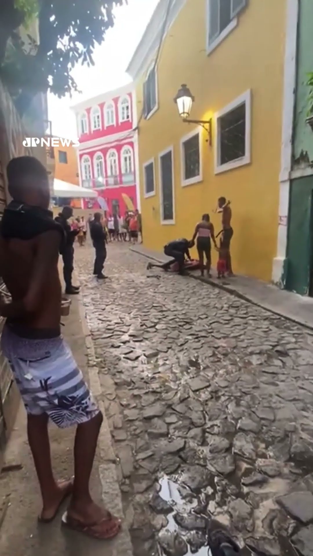 Homem tenta intervir em abordagem e é baleado por guarda municipal no Pelourinho