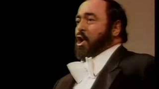 Luciano Pavarotti - Recondita Armonia (Concert) chords