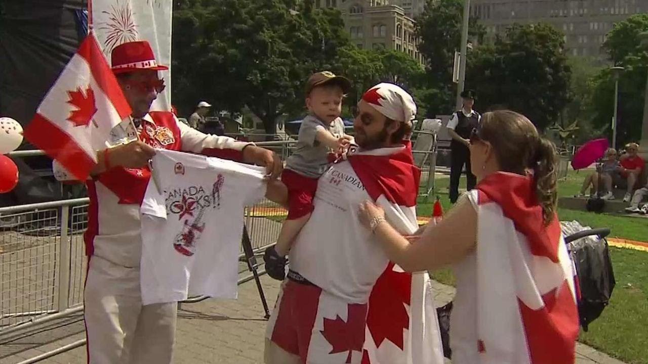 Despite Ontario cancelling Canada Day event, people celebrate at Queen's Park