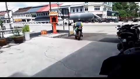 Ko dah kenapa sakai babii tua zainatan kengkang,nk bunuh diri ke🤣🤣🤣🤣🤣🤣🤣