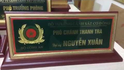 Làm biển chức danh, kệ chức danh để bàn đẹp, sang trọng tinh tế