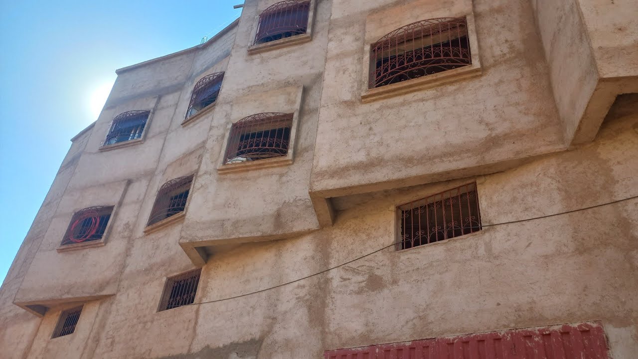 شقة للبيع في عين شكاك طبق الأول تقريبا 75 متر همزة هادي تمن 14مليون 0660376326