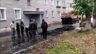 Видео Подрядчик перекладывает асфальт во дворе на ул. Дзержинского от Комсомольская Правда в Кирове, улица Дзержинского, Киров, Россия