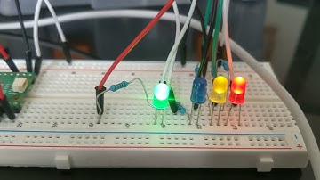 Hexadecimal numbers in binary represented by 4 LEDs in a horizontal array with Raspberry pi Pico