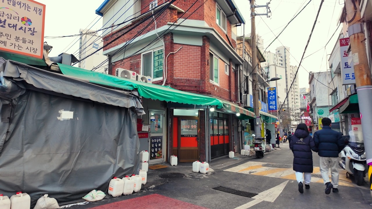 Пешеходная экскурсия по Сеулу | От станции Дапсимни до станции Чанханпхён | 4K