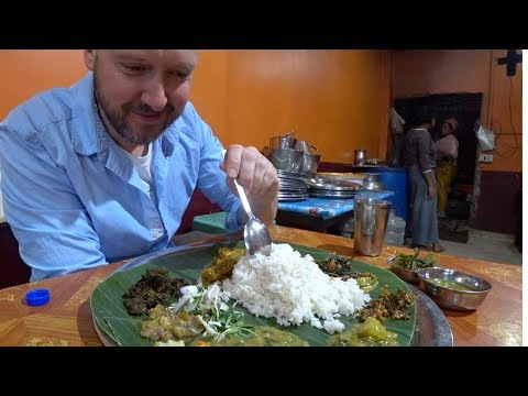 🇮🇳 Trying $1.50 Banana Leaf Thali | India Food Vlog