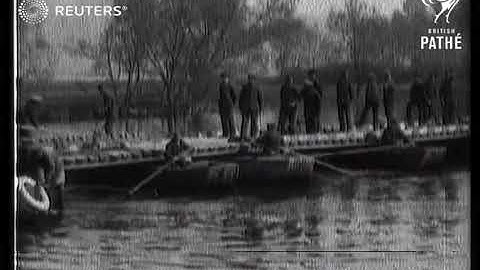 Soldiers build pontoon bridge (1915)