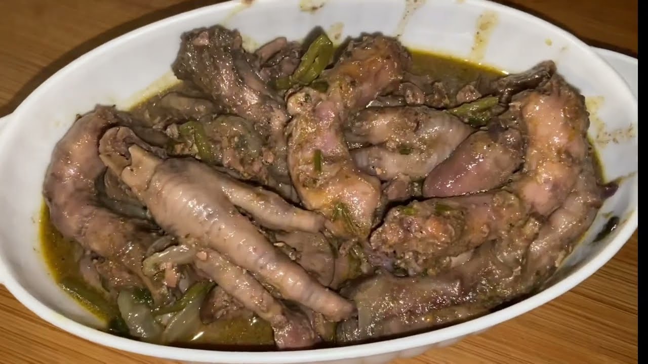 PIPIS - Petisco português muito apreciado, patas de galinha, fígado moelas e coração e pescoço
