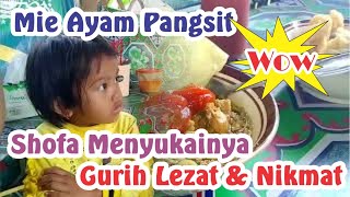 Makan mie ayam pangsit, Shofa sangat menyukainya #shorts