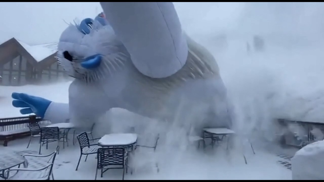 На вершине горы завывает ветер 