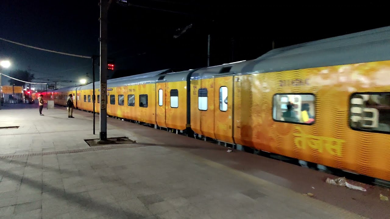 02309 l Rajendra Nagar Terminal-New Delhi (Patna) Tejas Rajdhani Express l Arriving DDU l