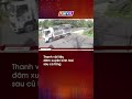 Thanh vật liệu đâm xuyên kính taxi sau cú tông