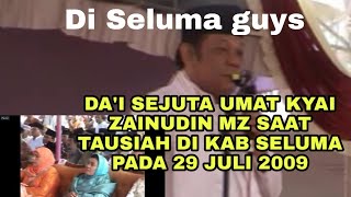 Kyai H. Zainudin MZ... giving a sermon in Seluma Regency in 2009