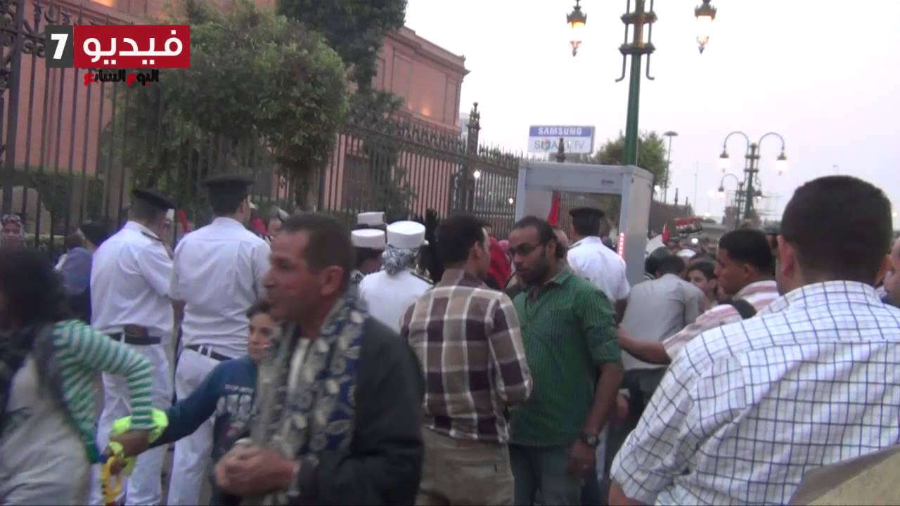 الشرطة النسائية تفتش الوافدات علي ميدان التحرير