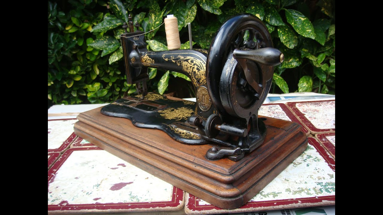 Antique Old Vintage Hand Crank Fiddle Base Singer sewing machine Model