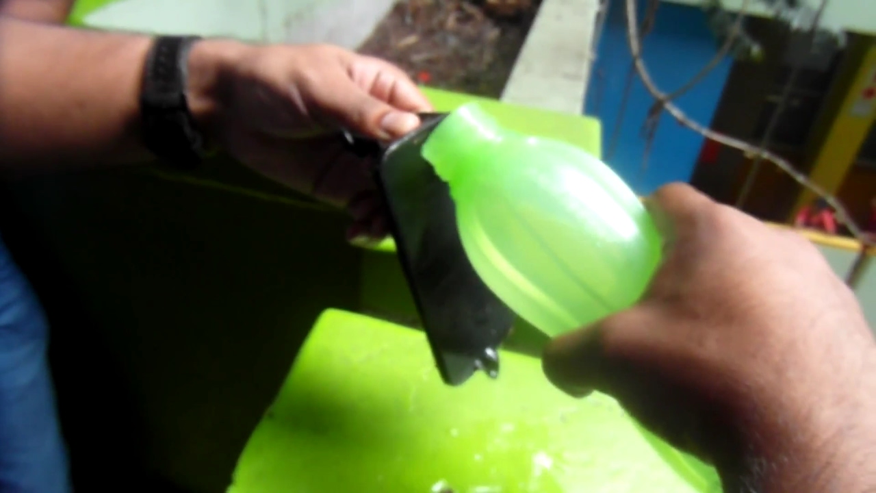 LIFE HACK: WATER PROOF PHONE!!