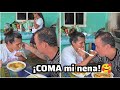 Comanche con mucho amor le da comida a Ingrid ¡Esto si es amor!🥰