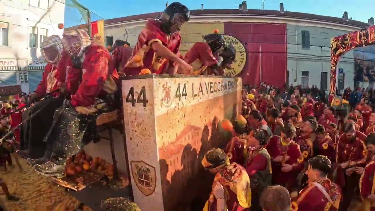 Carro 44 vs DIAVOLI: L'Inferno in Piazza! 👹