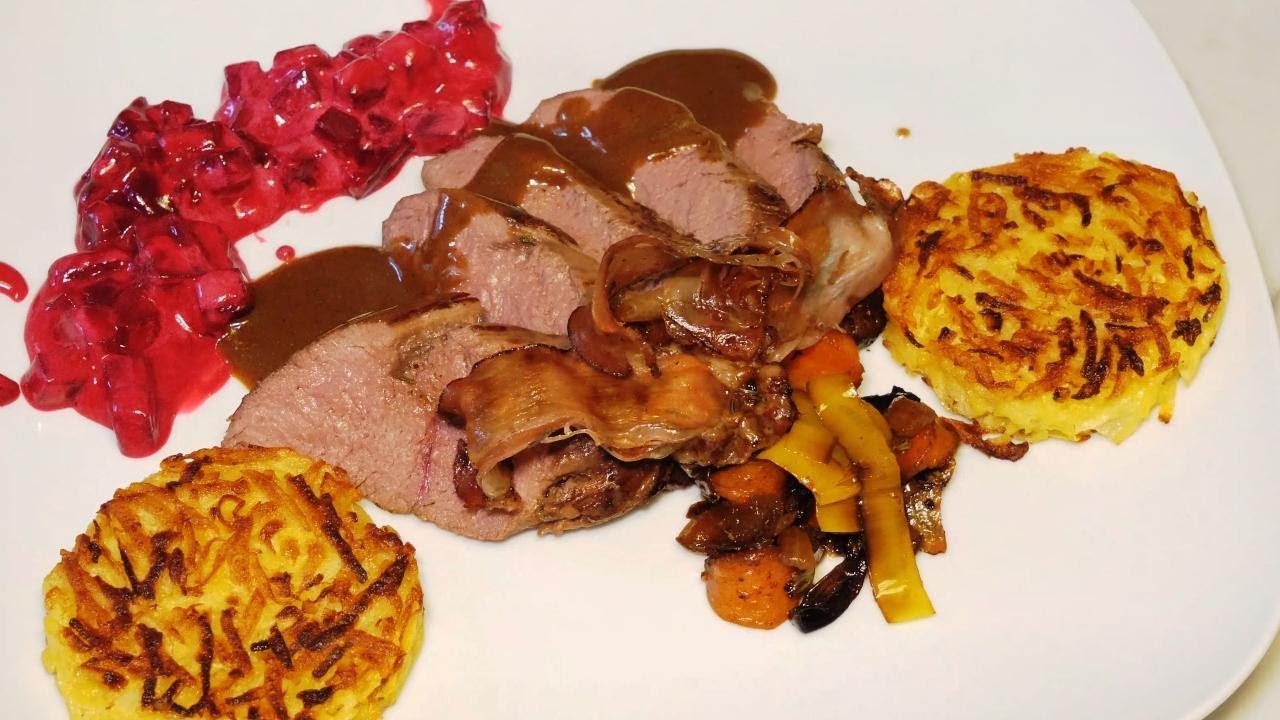 Rehfilet rosa gebraten mit Kohlrübenpuffer und Rote Rübenragout