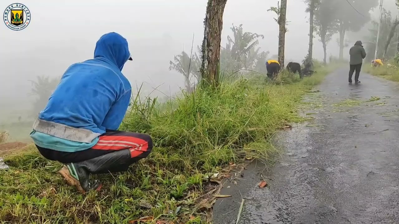 Beresih-bersih jalan desa 