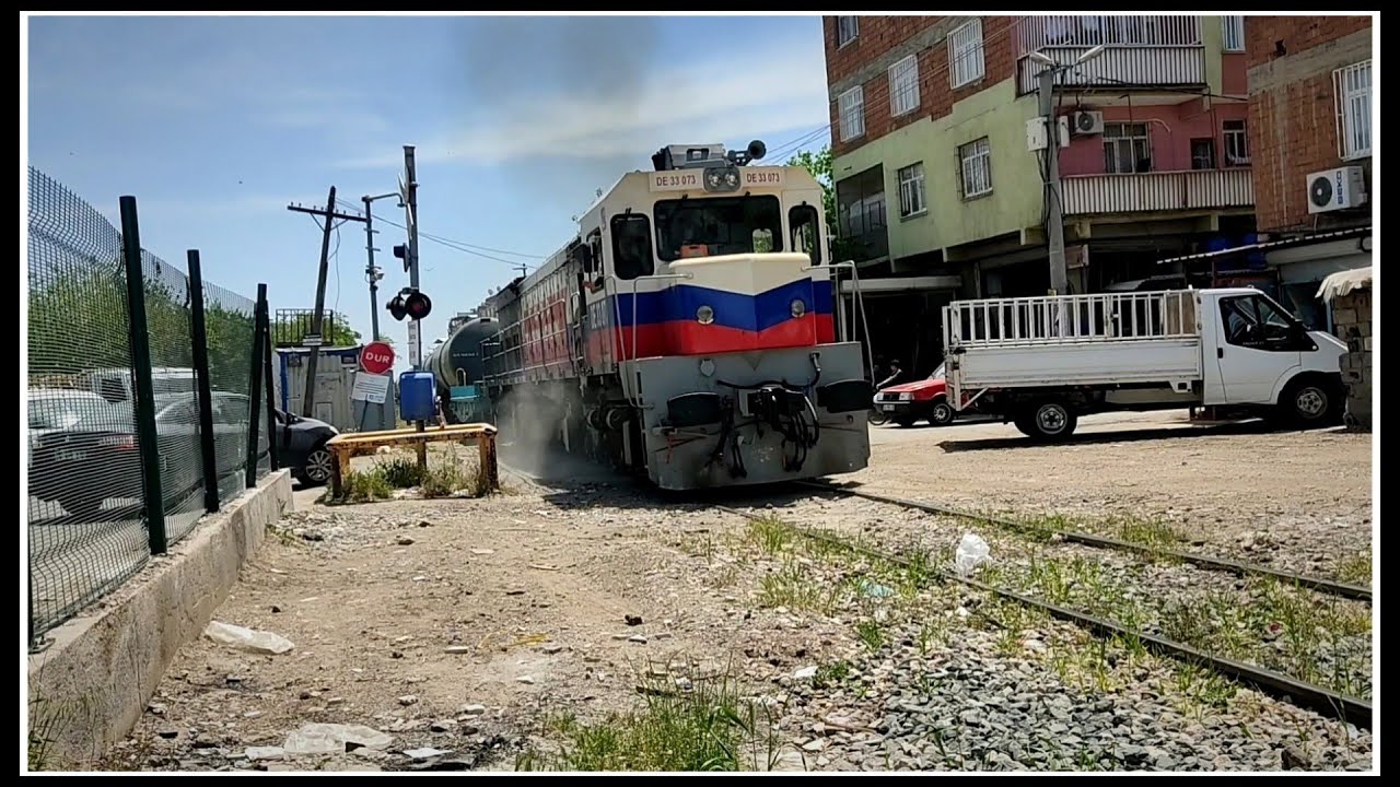 TCDD DE 33073 + DE 24231 UZUN YÜK TRENİ | LONG FREIGHT TRAIN | HEMZEMİN GEÇİDİ | LEVEL CROSSING |