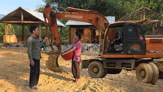 CEO Jack hired an excavator to clear the yard and ensure the safety of his house.lytieuly