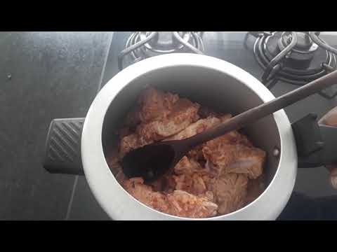 Oi gente! No vídeo de hoje, vou estar ensinando vocês a fazerem essa bisteca na panela de pressão Qu. 